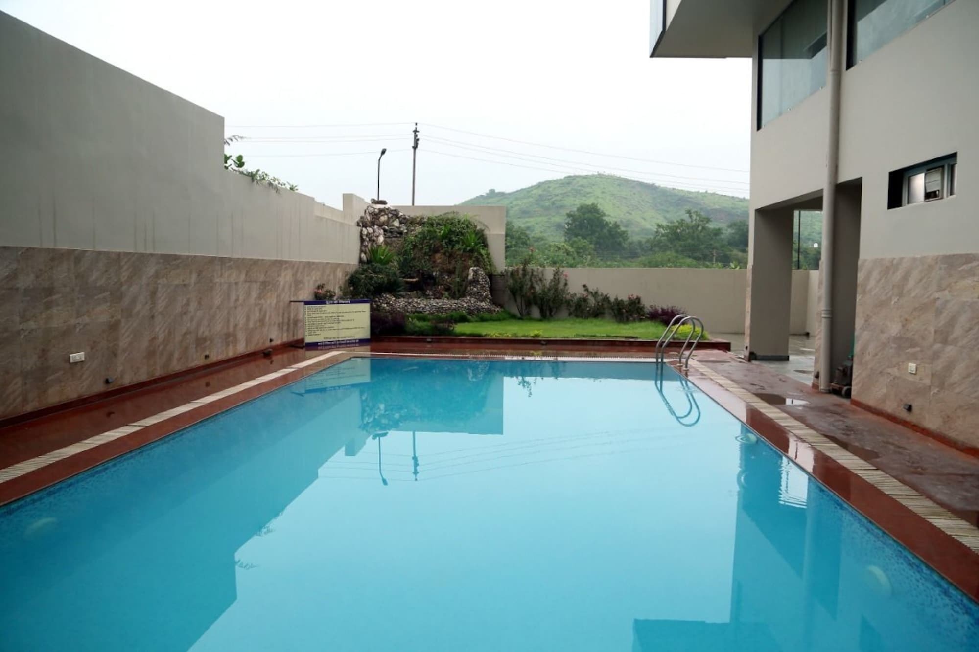 Tulip Le Grand Hotel Udaipur Bagian luar foto