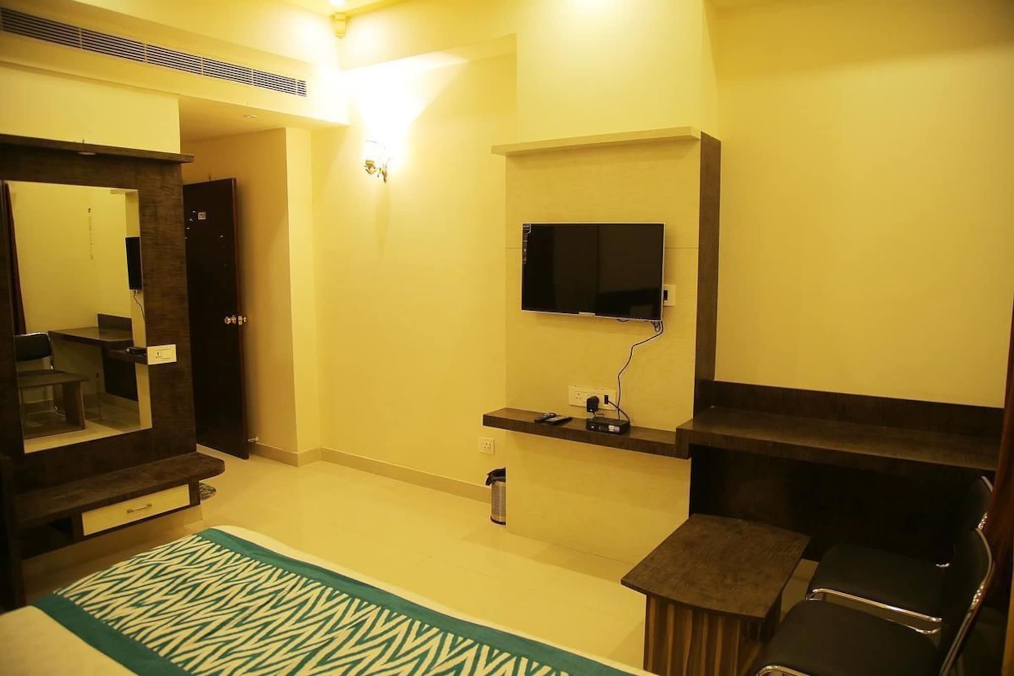 Tulip Le Grand Hotel Udaipur Bagian luar foto