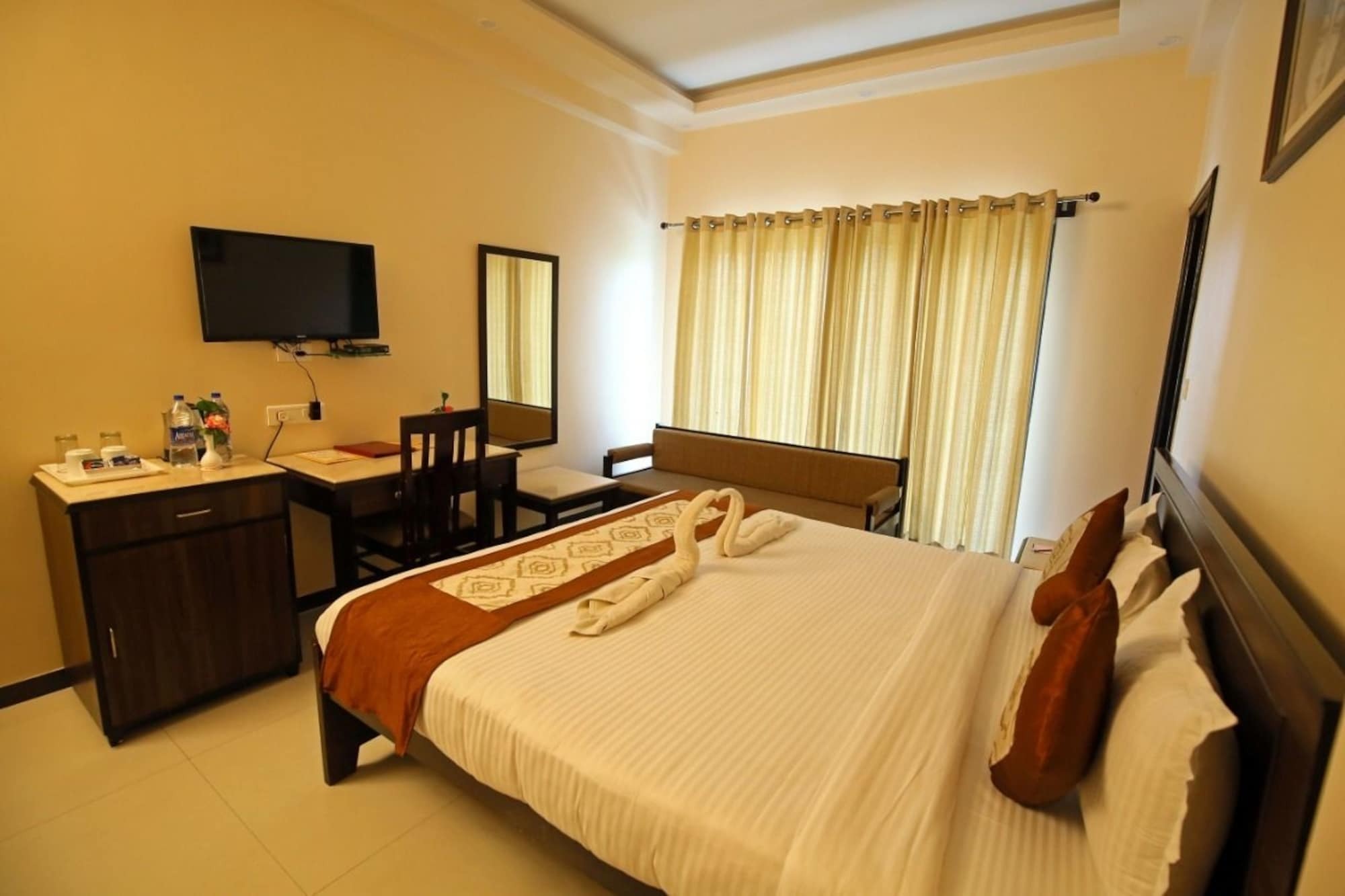 Tulip Le Grand Hotel Udaipur Bagian luar foto