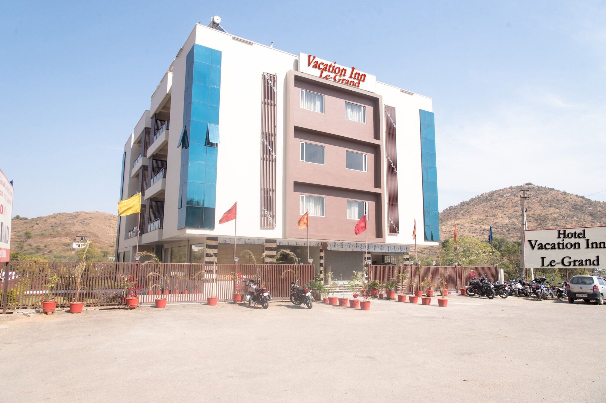 Tulip Le Grand Hotel Udaipur Bagian luar foto